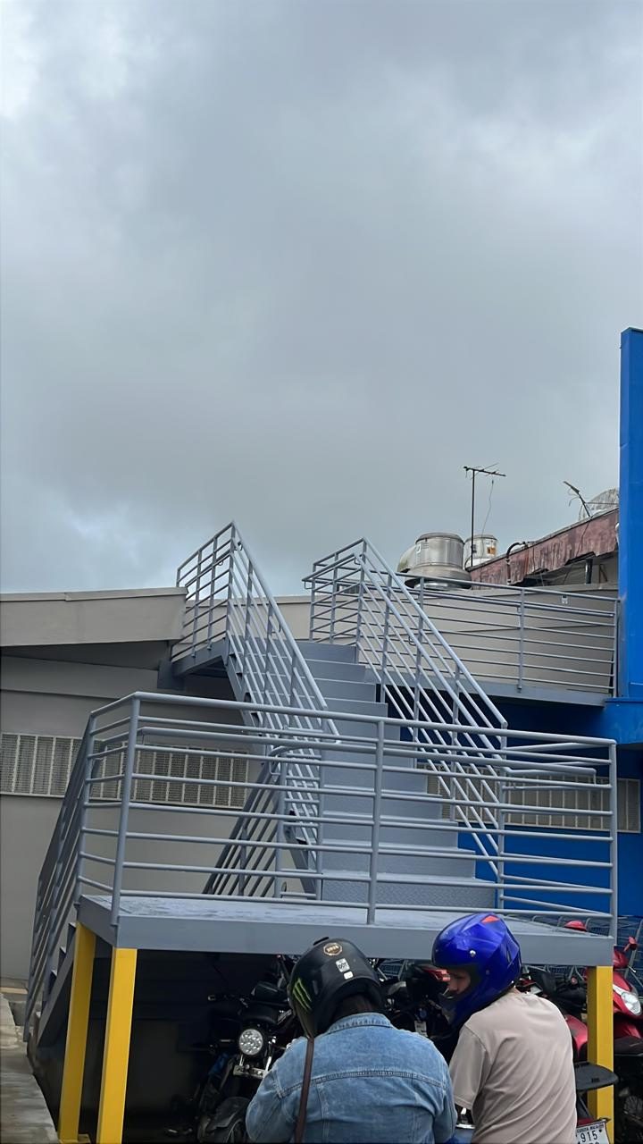 Escaleras metálicas exteriores hacia mezzanine