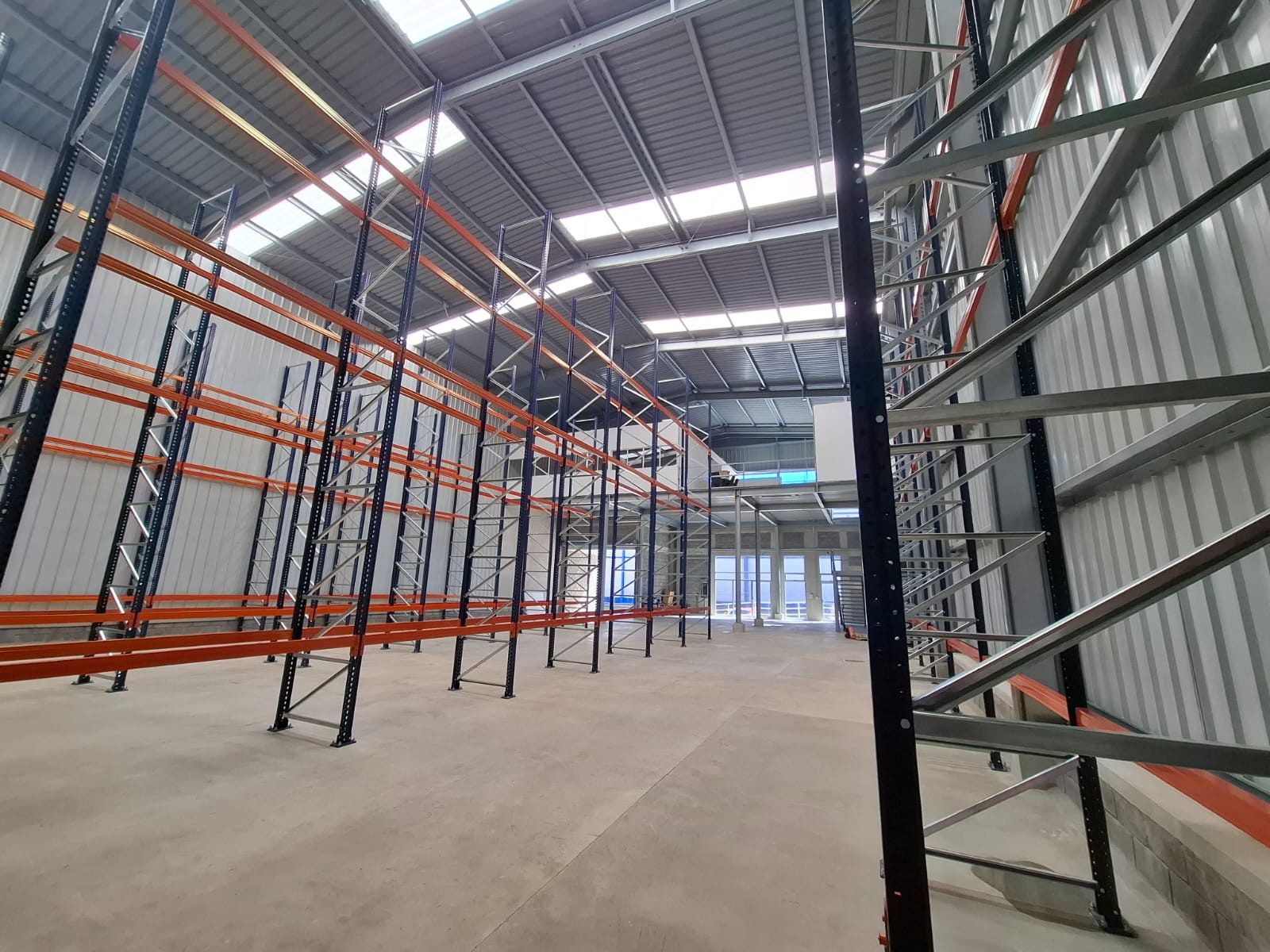 Instalación de racks industriales en nave con cubierta metálica
